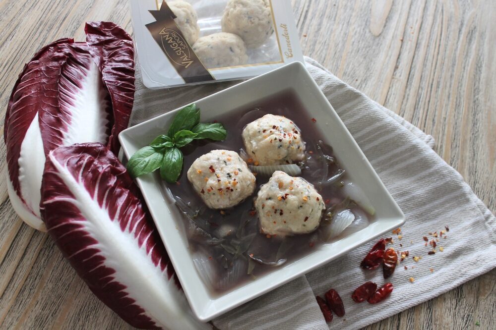 Canederli in zuppa di radicchio e cipolle