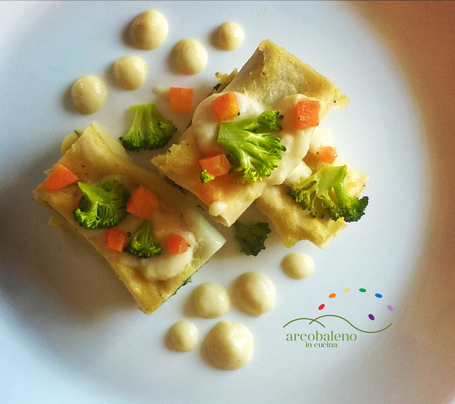 Cannelloni con sfoglia senza uova farciti con patate e bieta, guarniti con cubetti di carote, broccoli e vegan besciamella