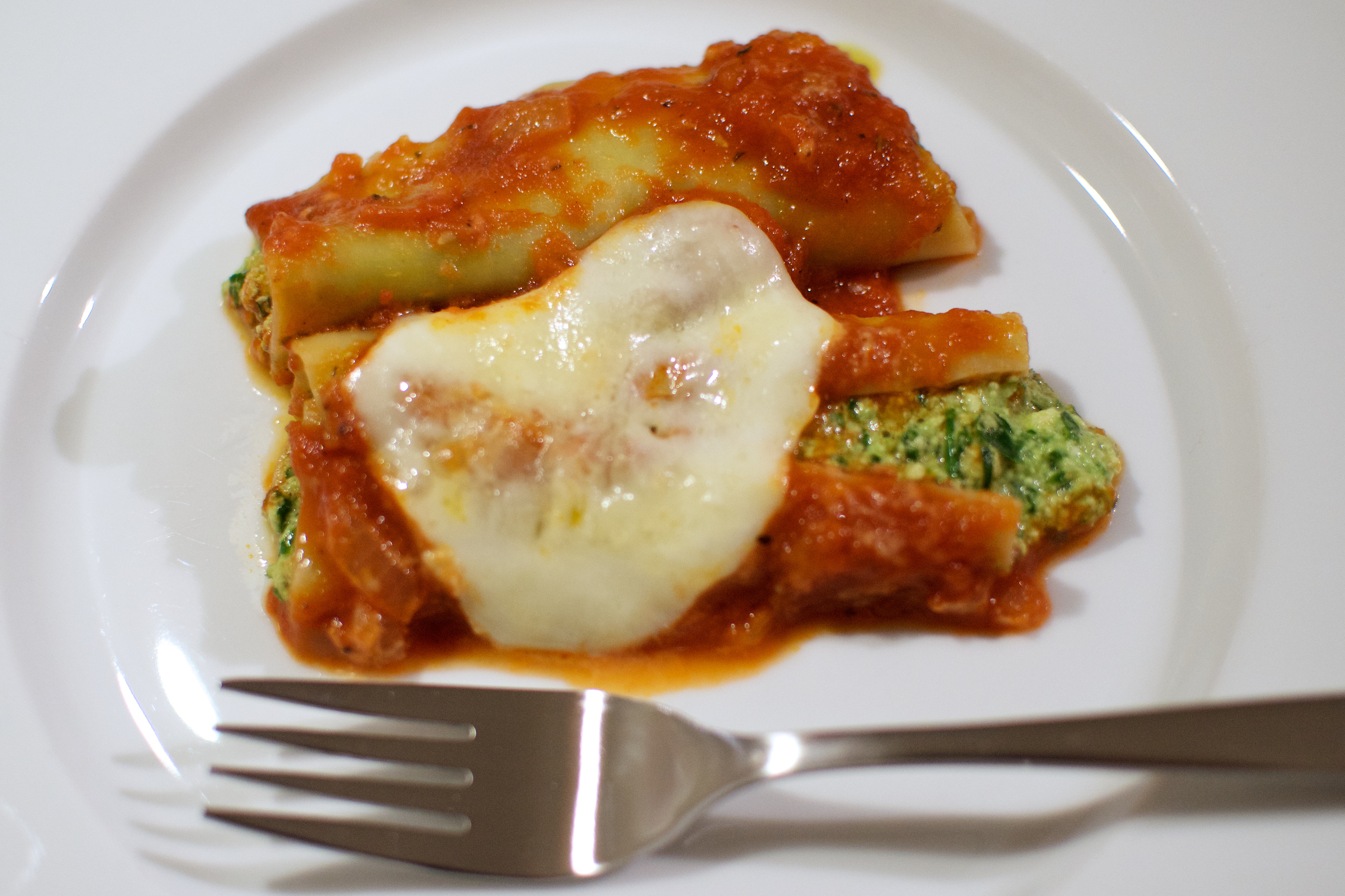 Cannelloni ripieni di ricotta e spinaci con sugo di pomodoro e besciamella