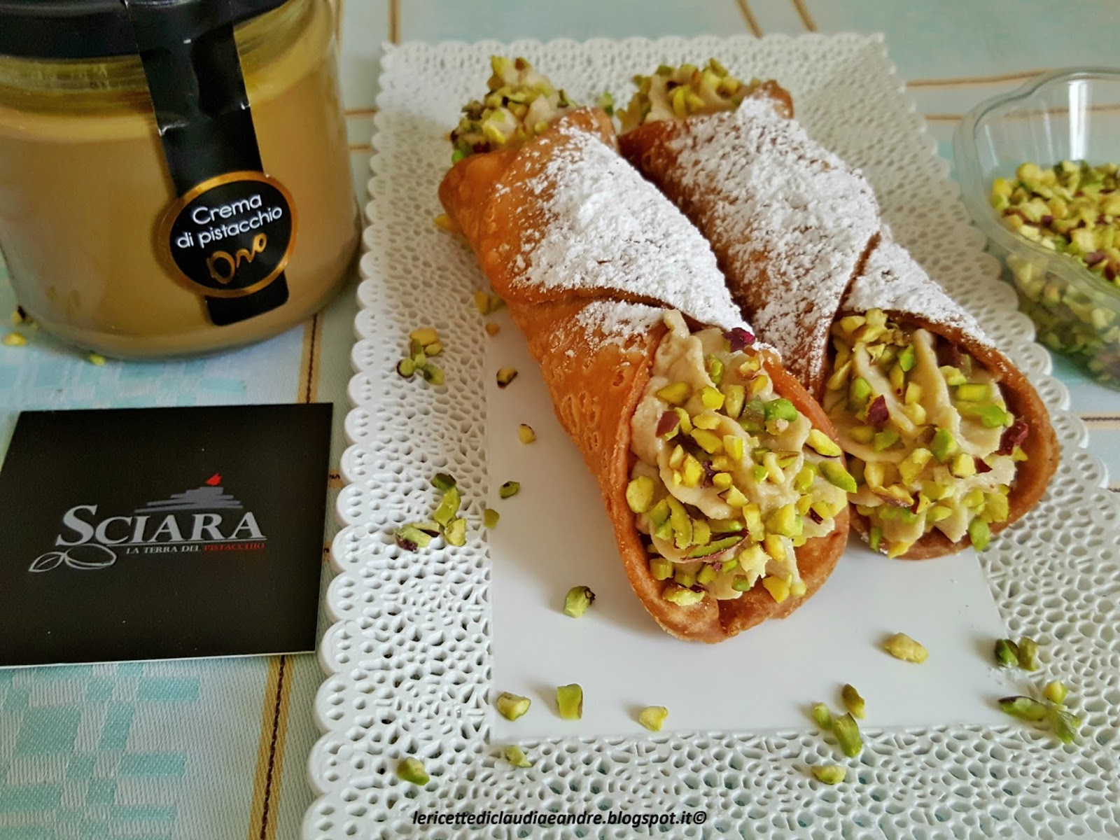 Cannoli con crema di ricotta e crema al pistacchio oro sciara