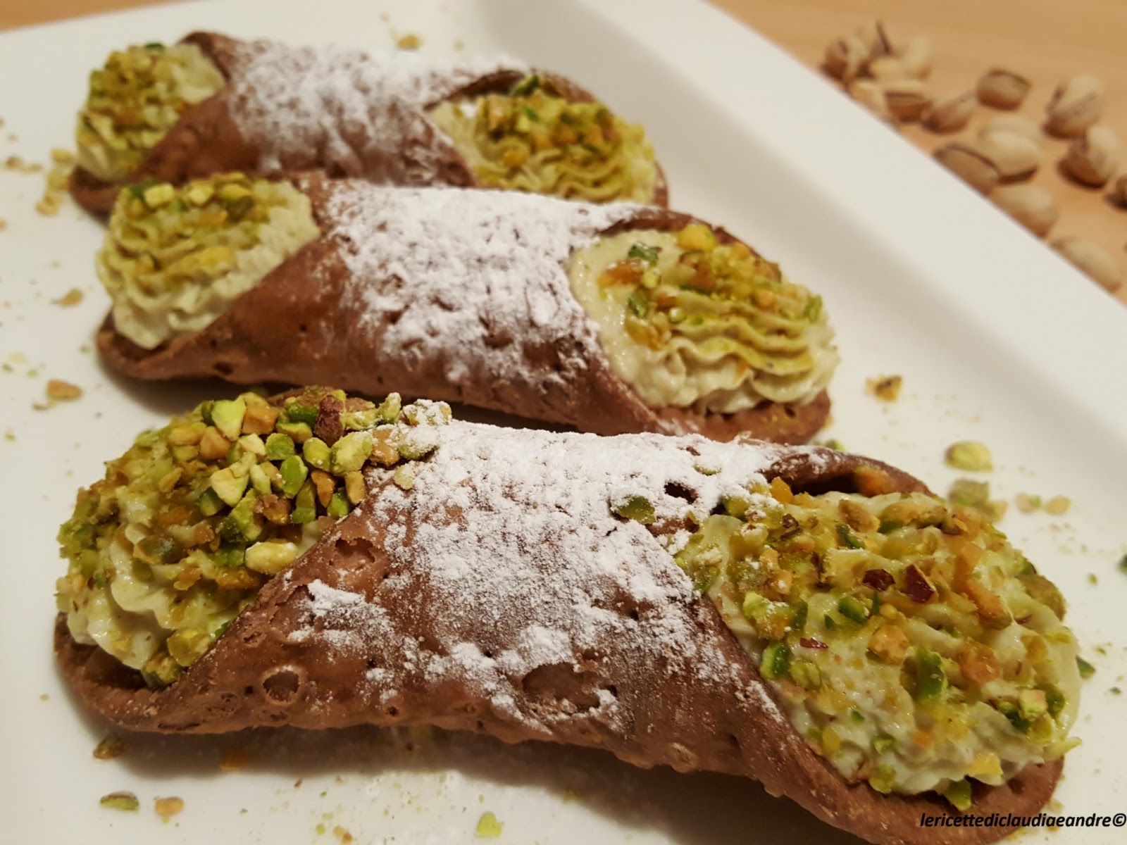 Cannoli con crema di ricotta e pistacchio