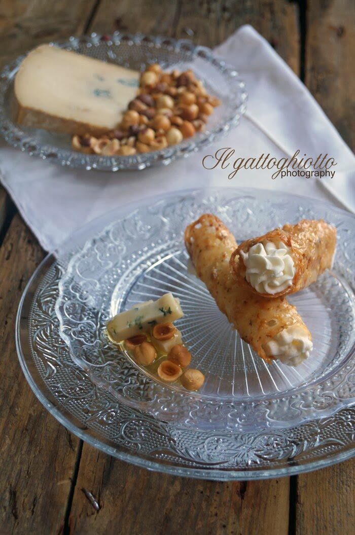 Cannoli croccanti alle nocciole con spuma di toma blu…un insolito fine pasto!