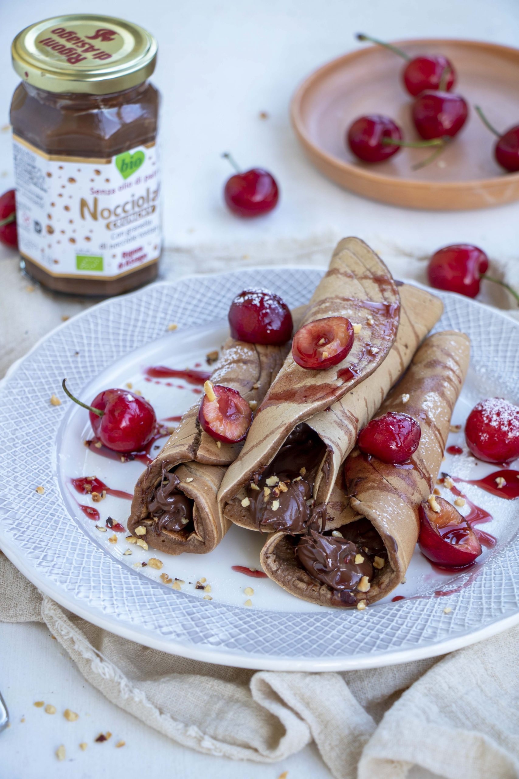 Cannoli di pancakes con ciliegie e nocciolata crunchy
