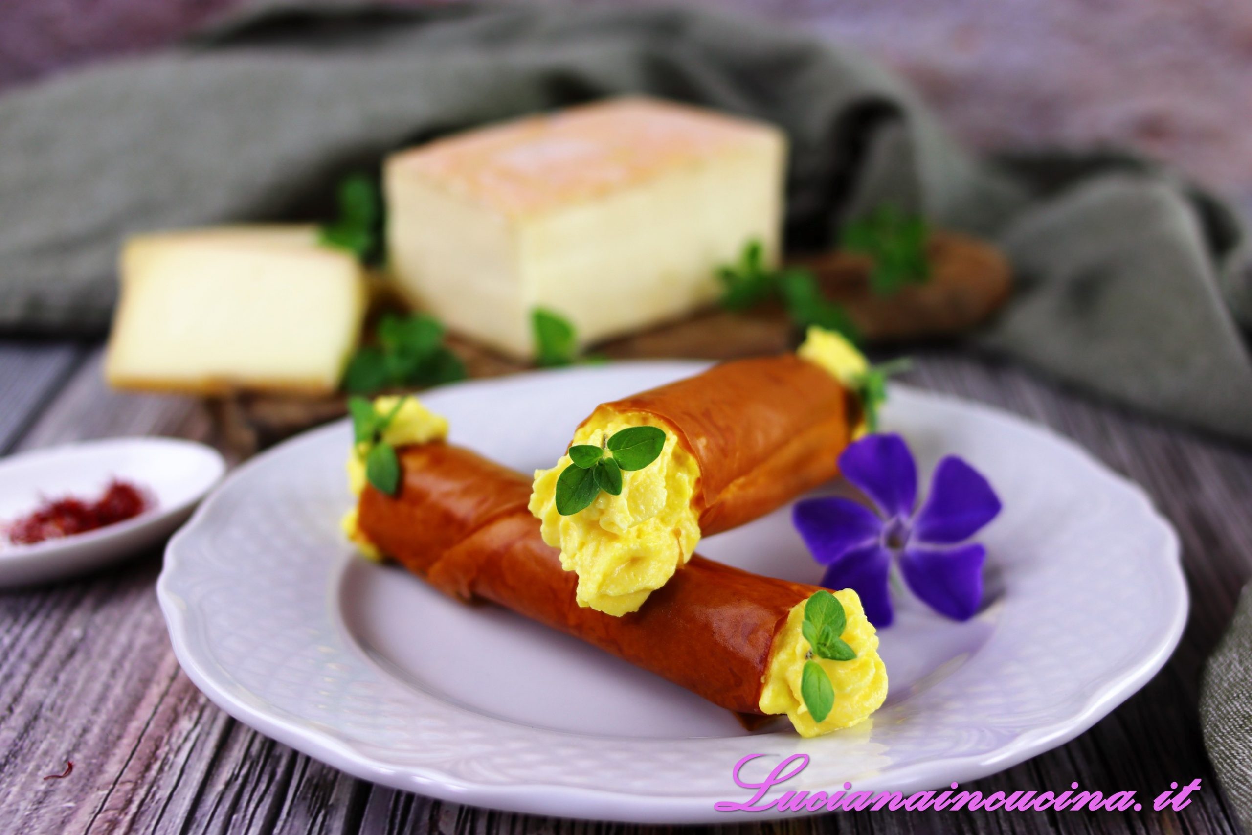 Cannoli di pasta fillo con taleggio e zafferano