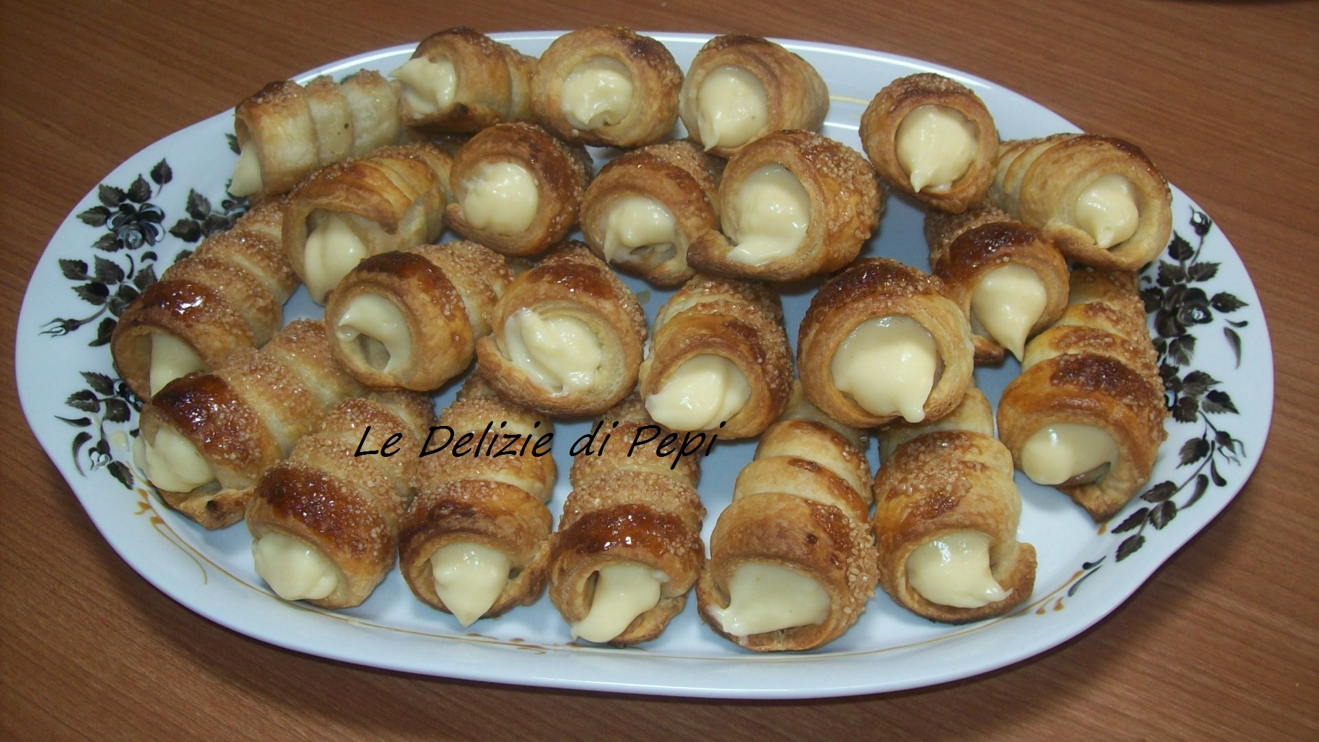 Cannoli di pasta sfoglia con crema