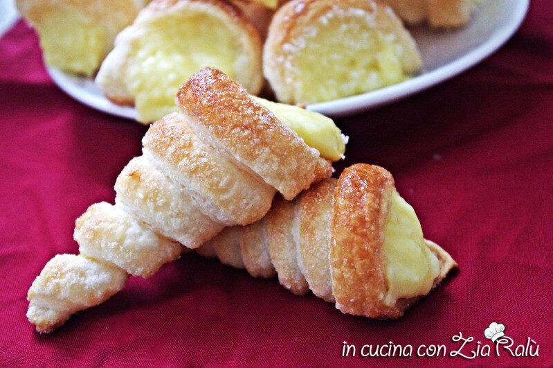 Cannoli di pasta sfoglia e crema al cocco