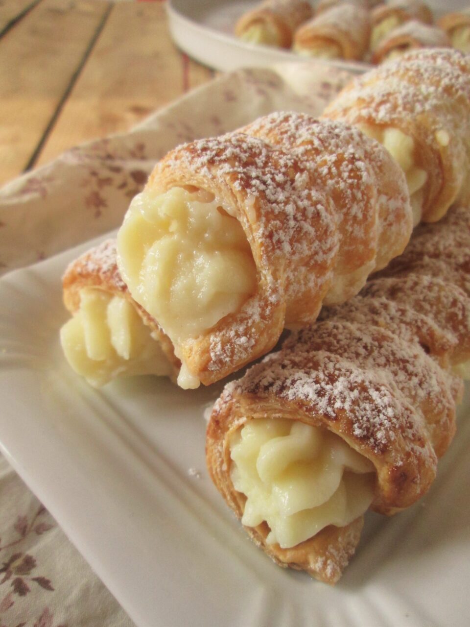 Cannoli di sfoglia e crema