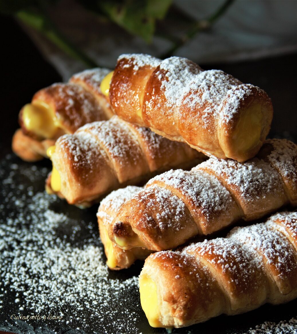 CANNOLI DOLCI RIPIENI DI CREMA
