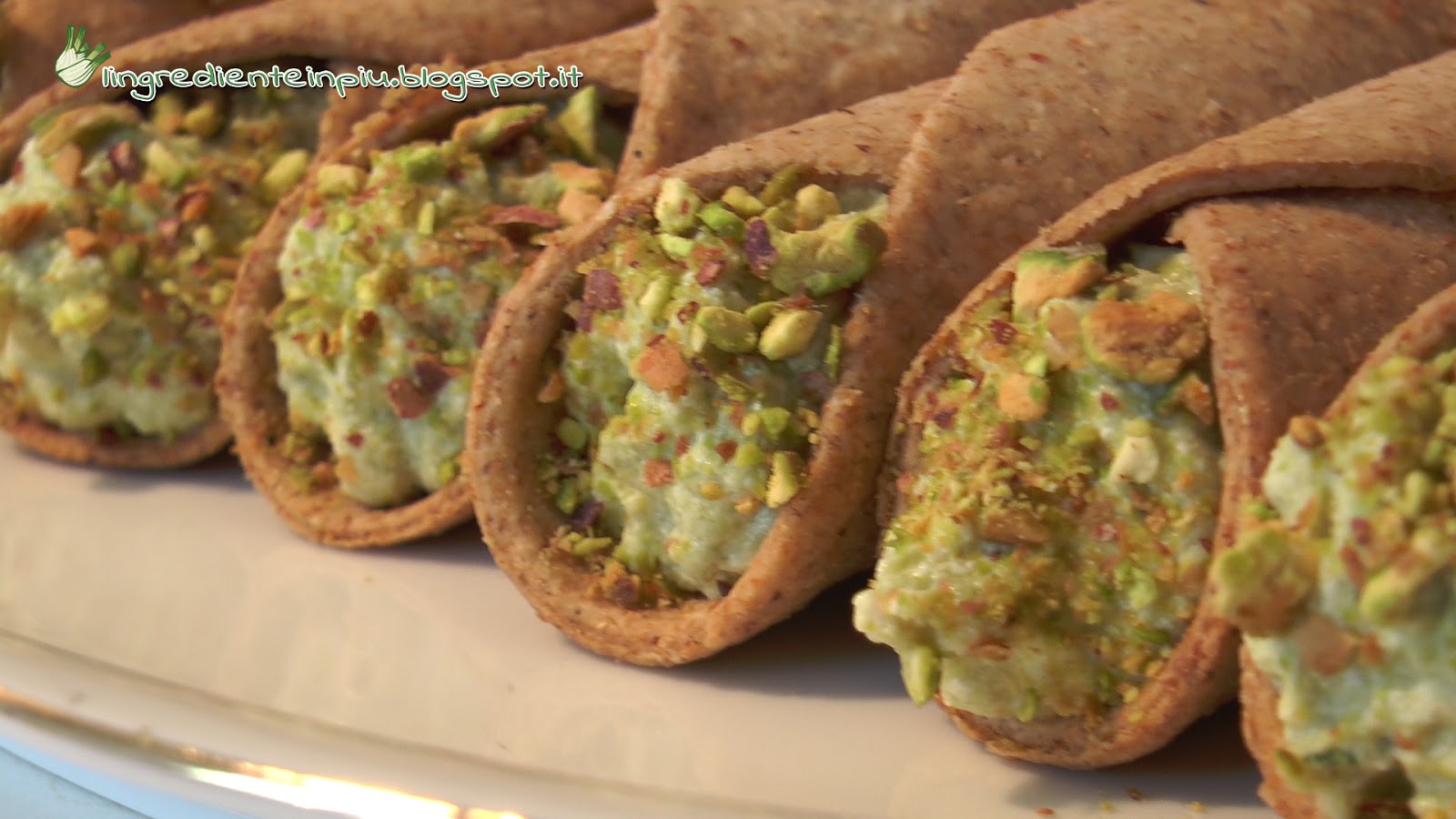 Cannoli integrali agli asparagi e pistacchio (videoricetta)