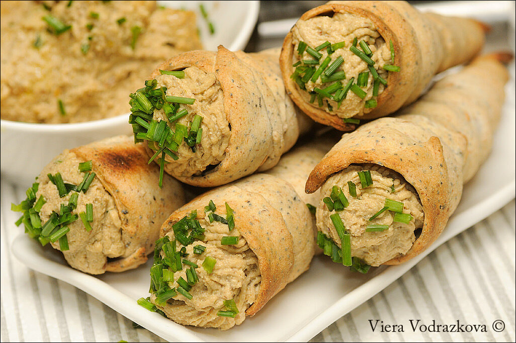 Cannoli ripieni di patè ai funghi e tofu