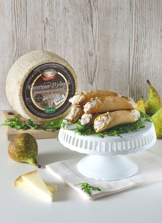 Cannoli salati di pasta fillo con pecorino d’angiò stagionato in grotta deliziosa.
