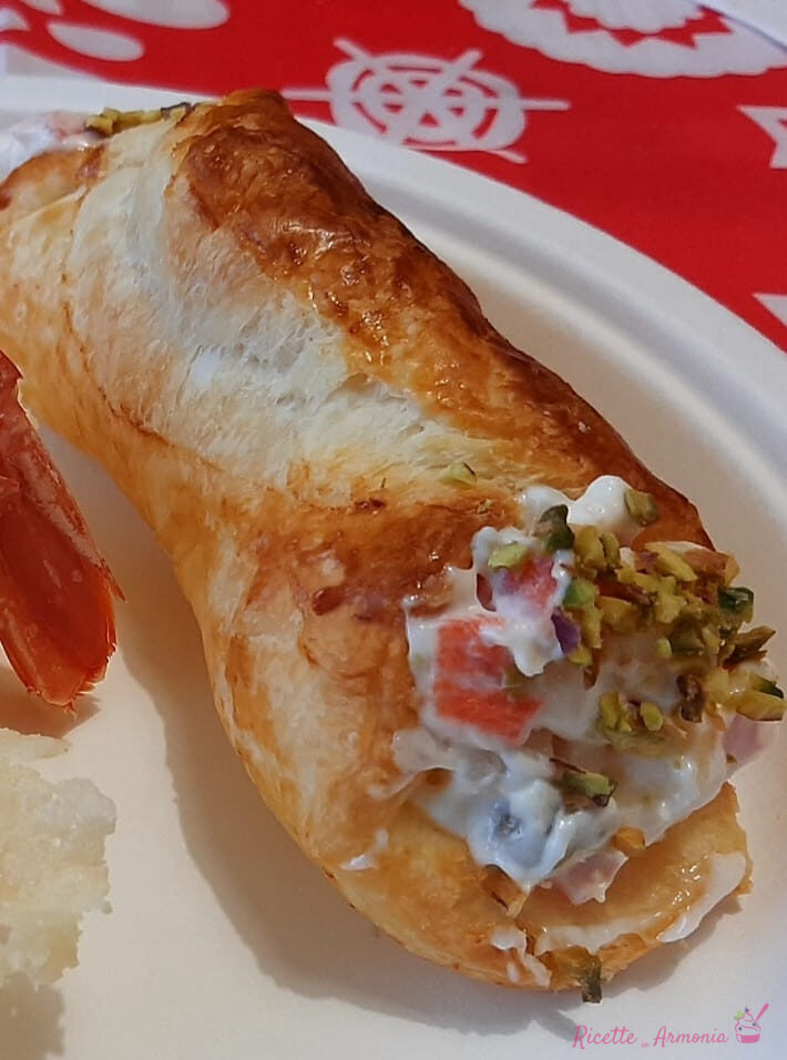 Cannolo di pasta sfoglia con insalata russa