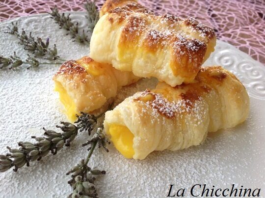 Cannoncini con crema pasticcera al cioccolato bianco e arancia