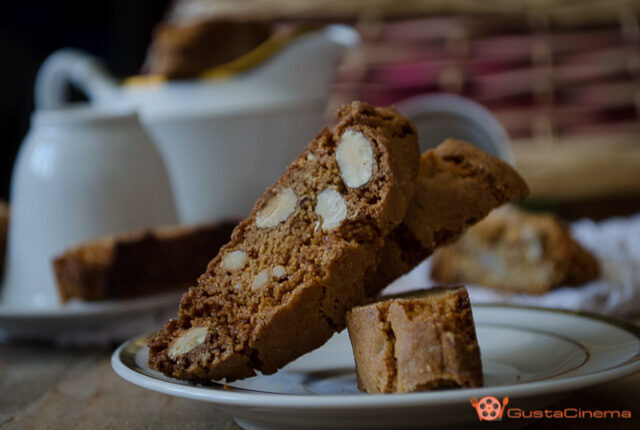 Cantucci alle mandorle, miele e zucchero di canna
