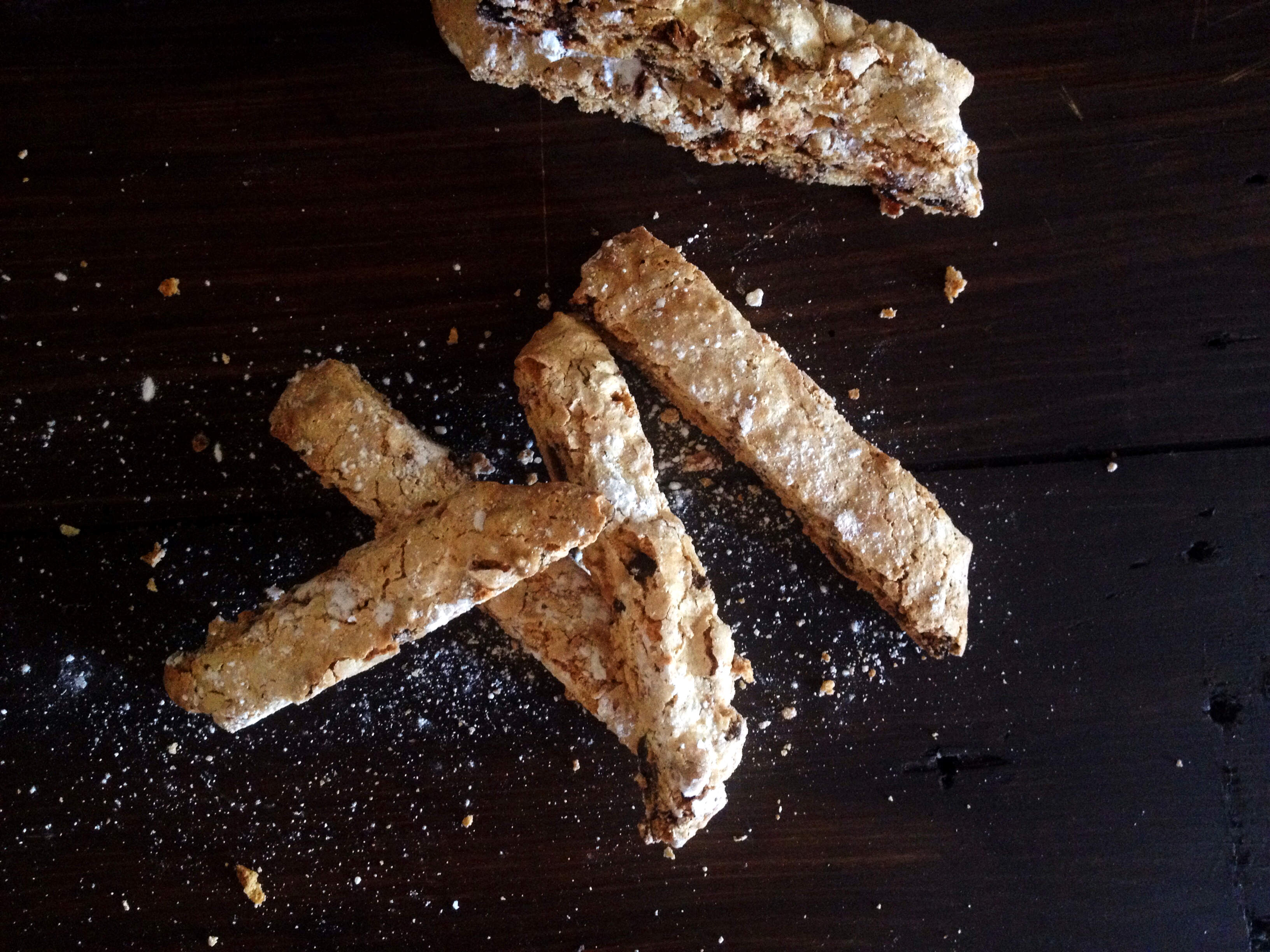 Cantucci con datteri, cioccolato e cannella