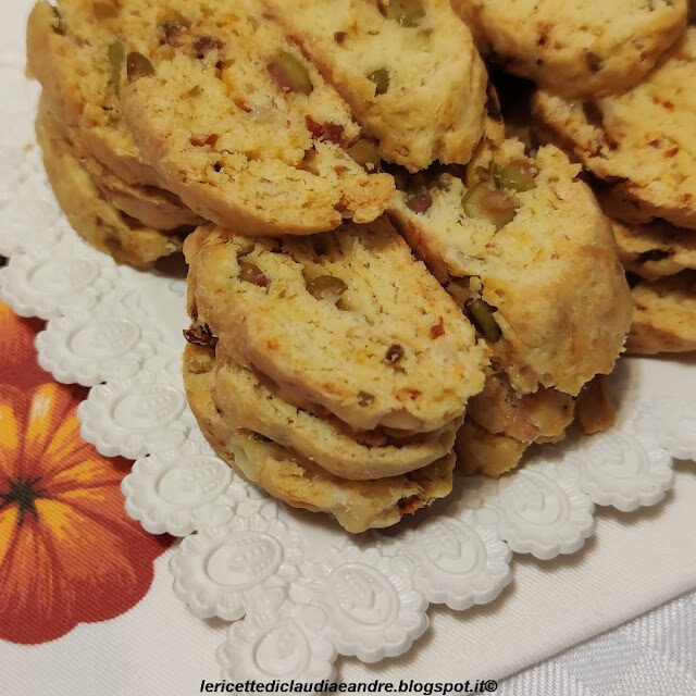 Cantucci salati alle olive, pomodorini secchi e pecorino