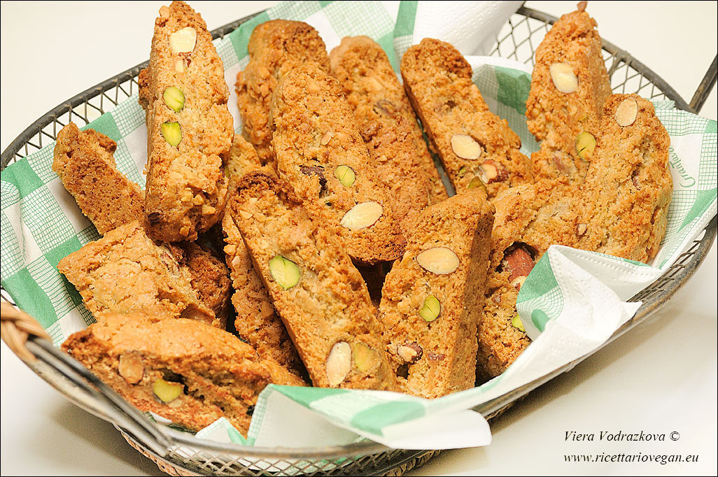 Cantucci vegan con mandorle e pistacchi