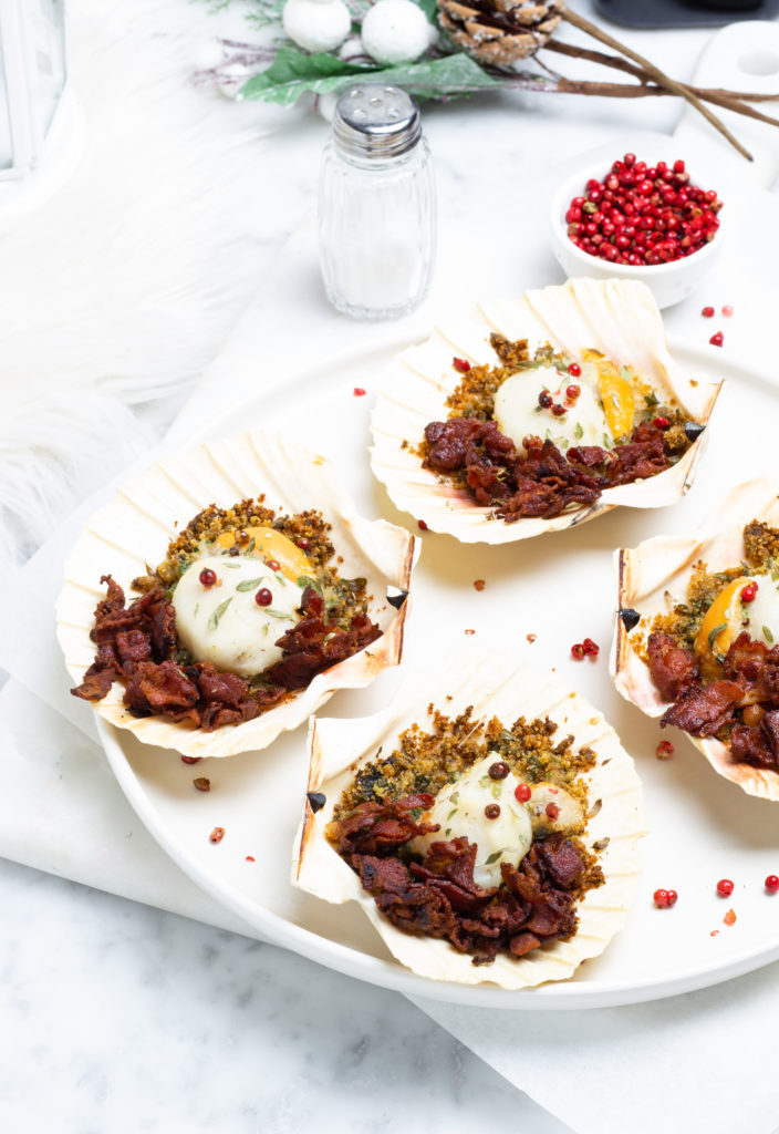 Capesante gratinate al bacon con pepe rosa