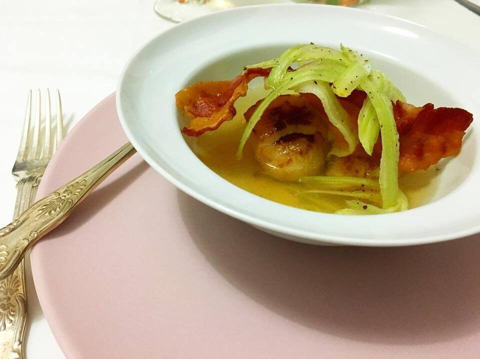 Capesante grigliate in brodo di curcuma e zenzero, bacon e sedano ghiacchiato