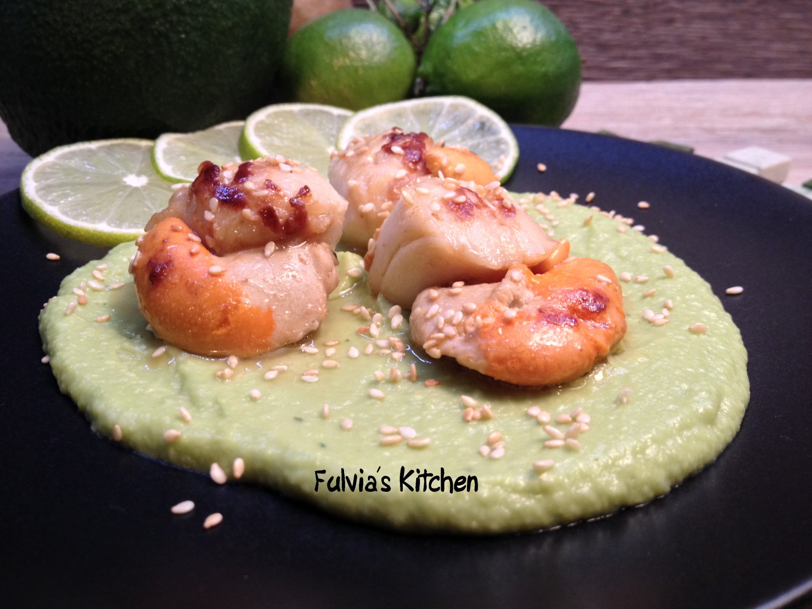 Capesante grigliate su crema di avocado e pere al lime