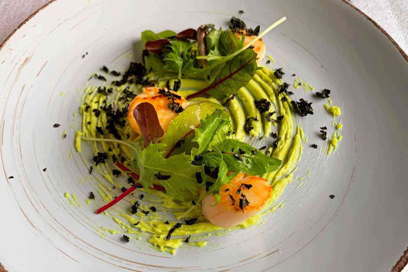 Capesante scottate, maionese al wasabi e cavolo nero