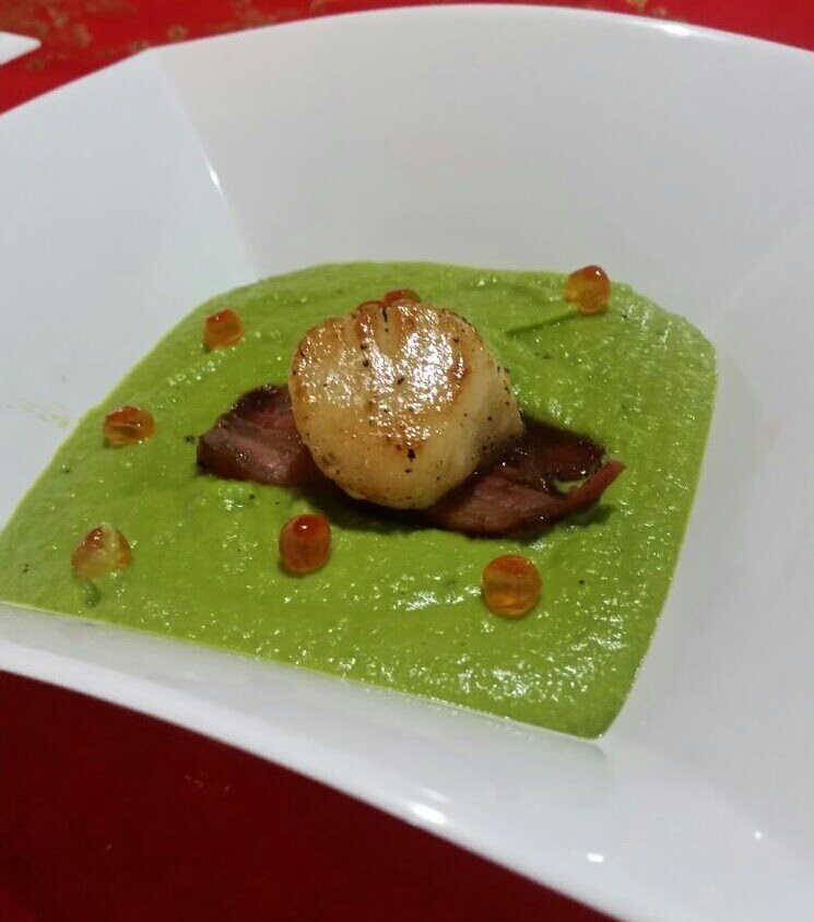 Capesante su vellutata di piselli con pancetta croccante e uova di salmone