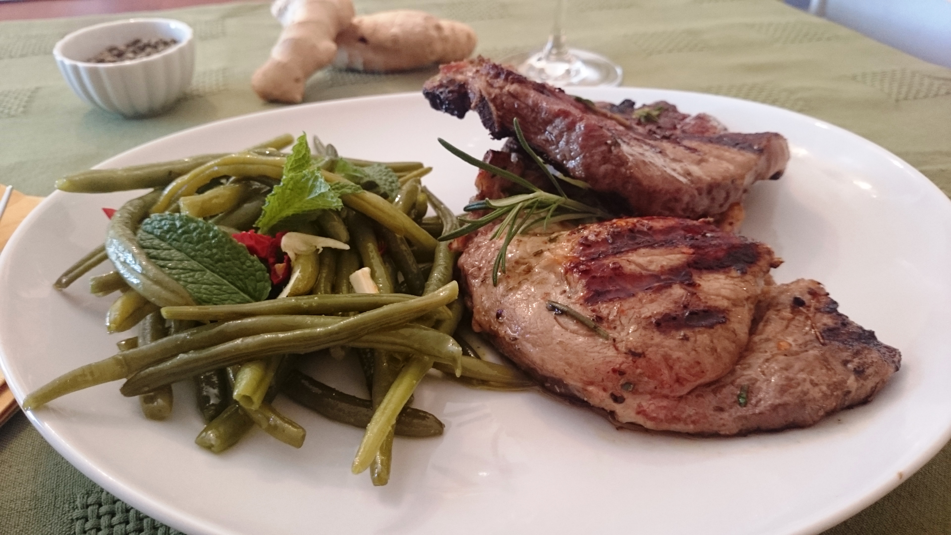 Capocollo di maiale alla griglia con fagiolini piccanti