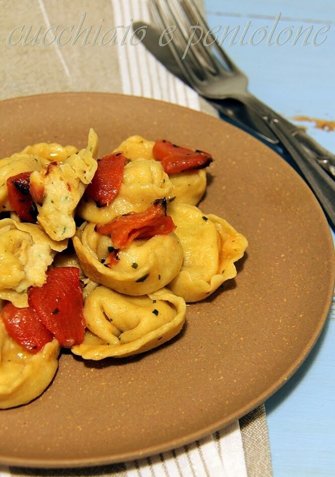 Cappellacci al baccalà, peperoni cruschi e pomodorini al forno