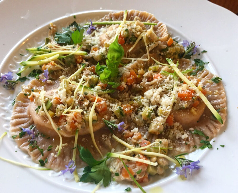 Cappellacci con farina di farro e farina di kamut con burrata e verdurine