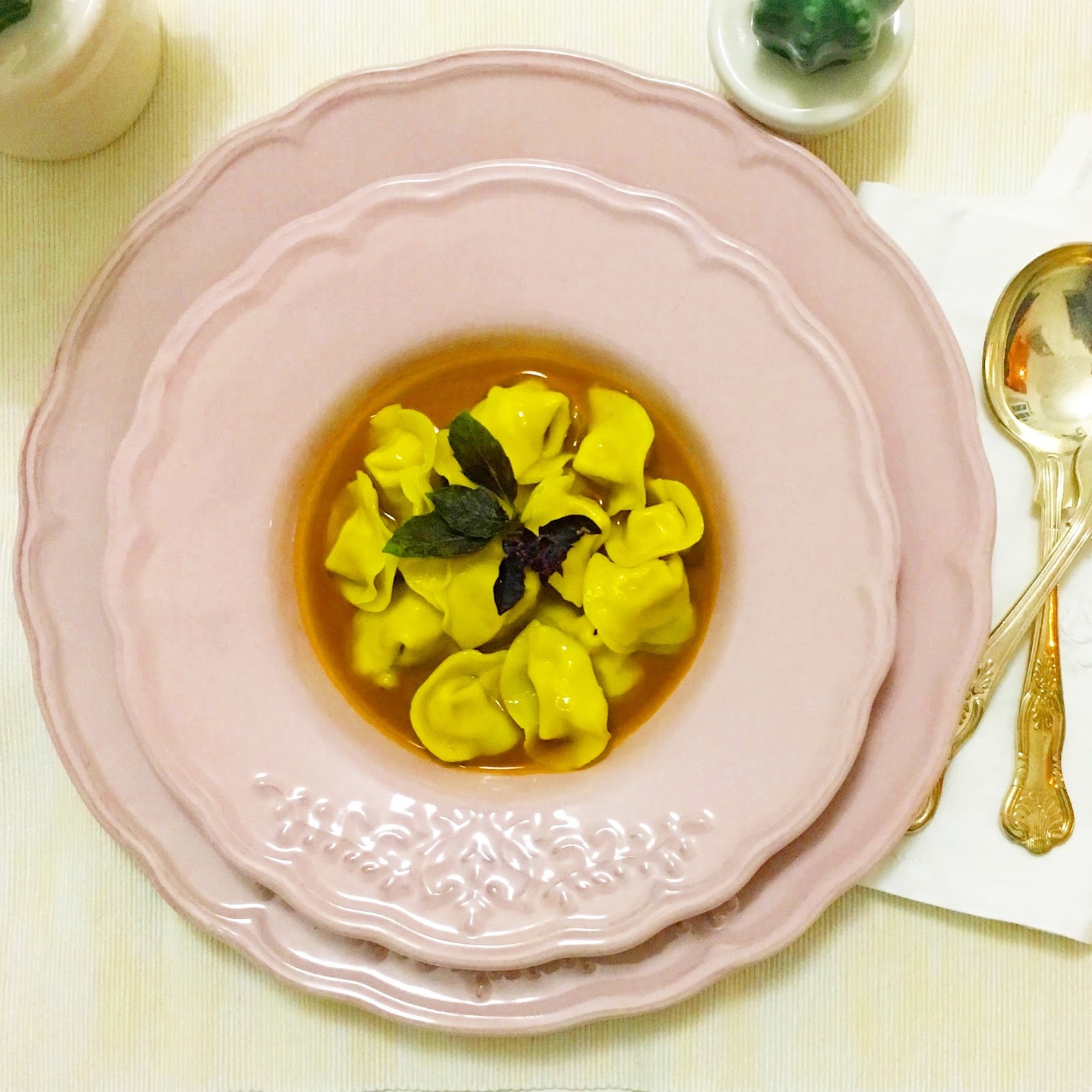 Cappelletti di salmone e bisque di gamberi