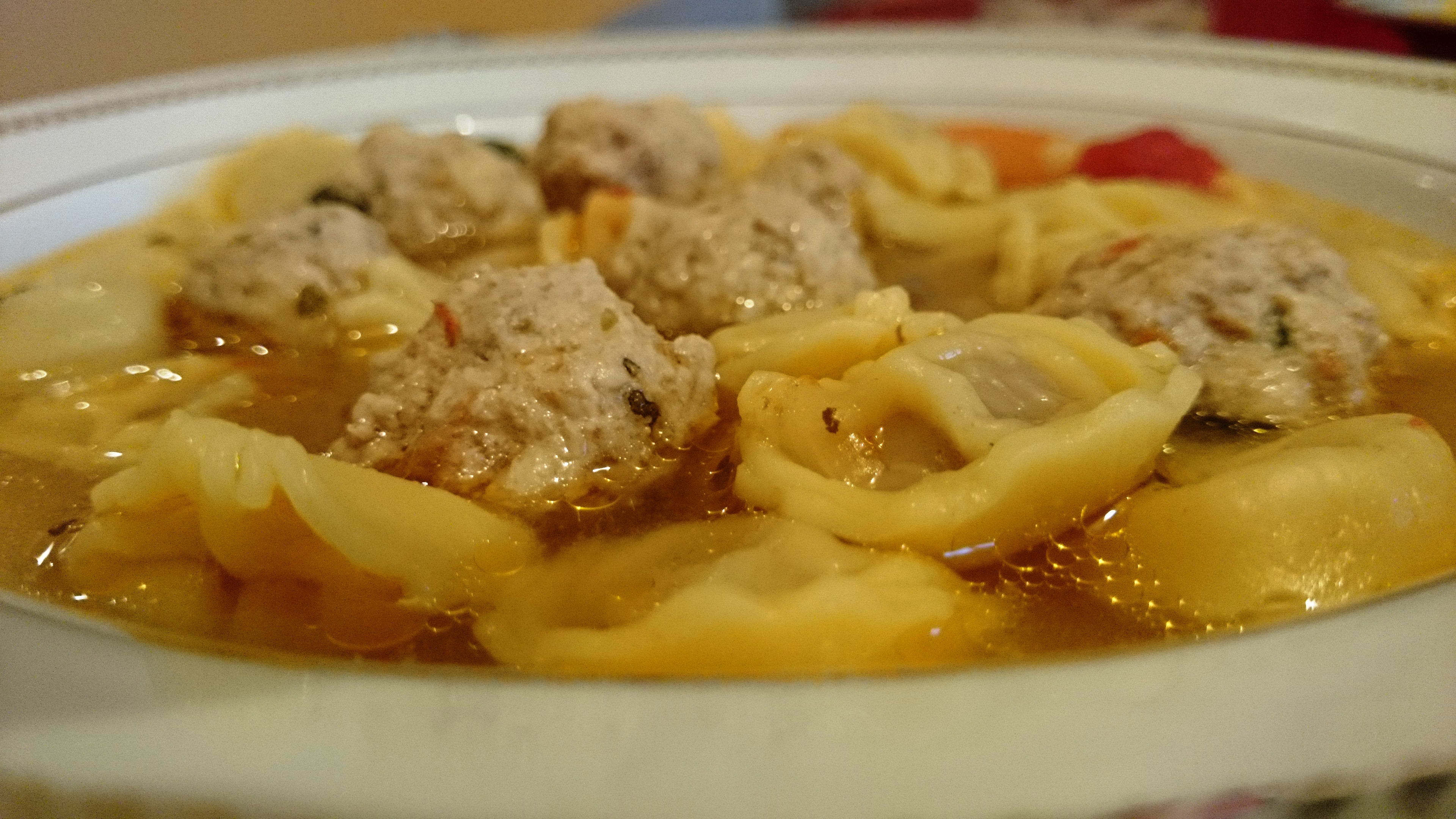 Cappelletti in brodo di pollo con polpettine