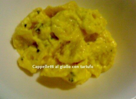 Cappelletti in giallo con tartufo