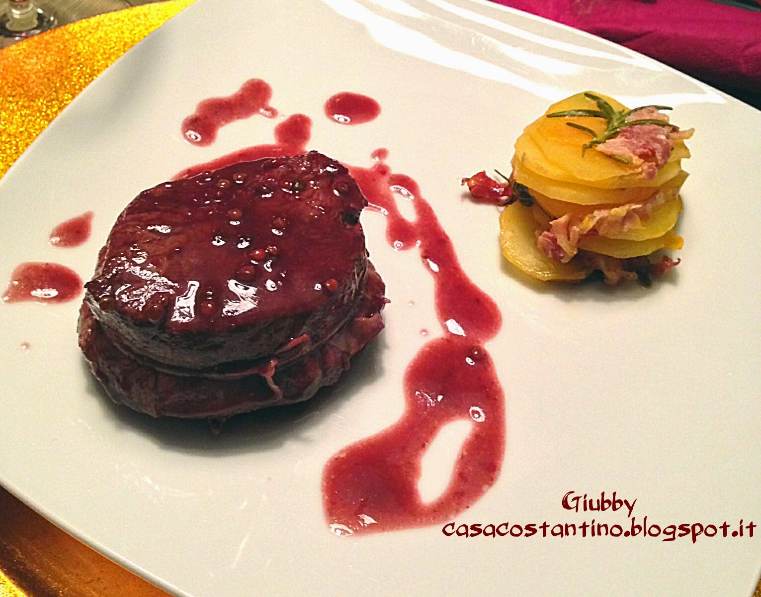 Cappello del prete al pepe rosa con torre di patate saporite