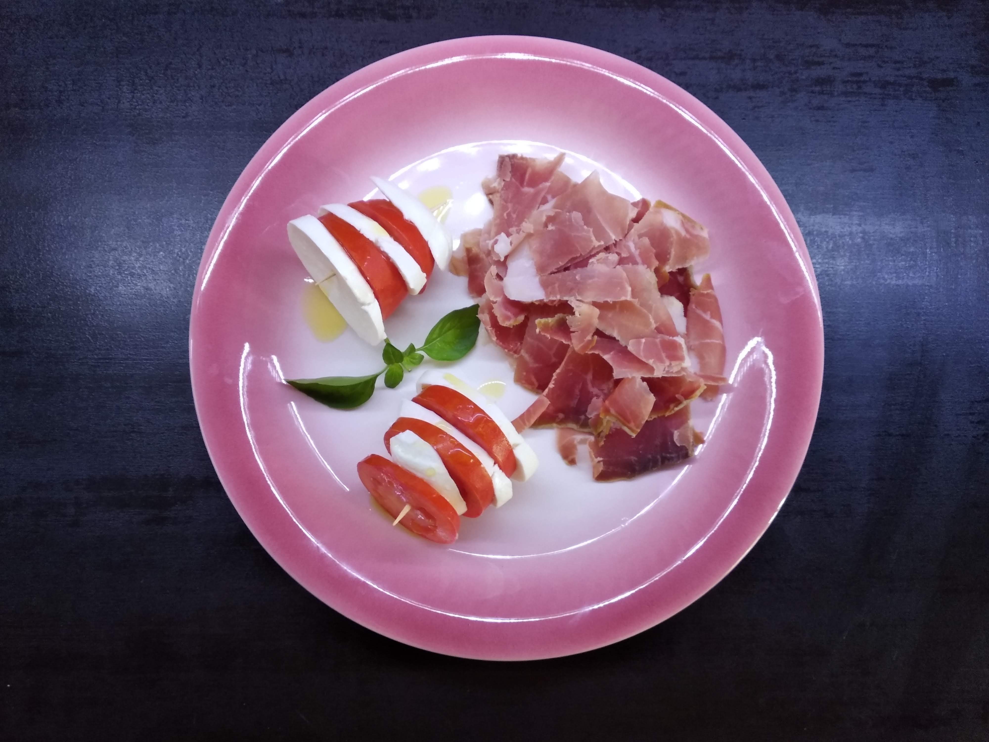 Caprese e prosciutto crudo