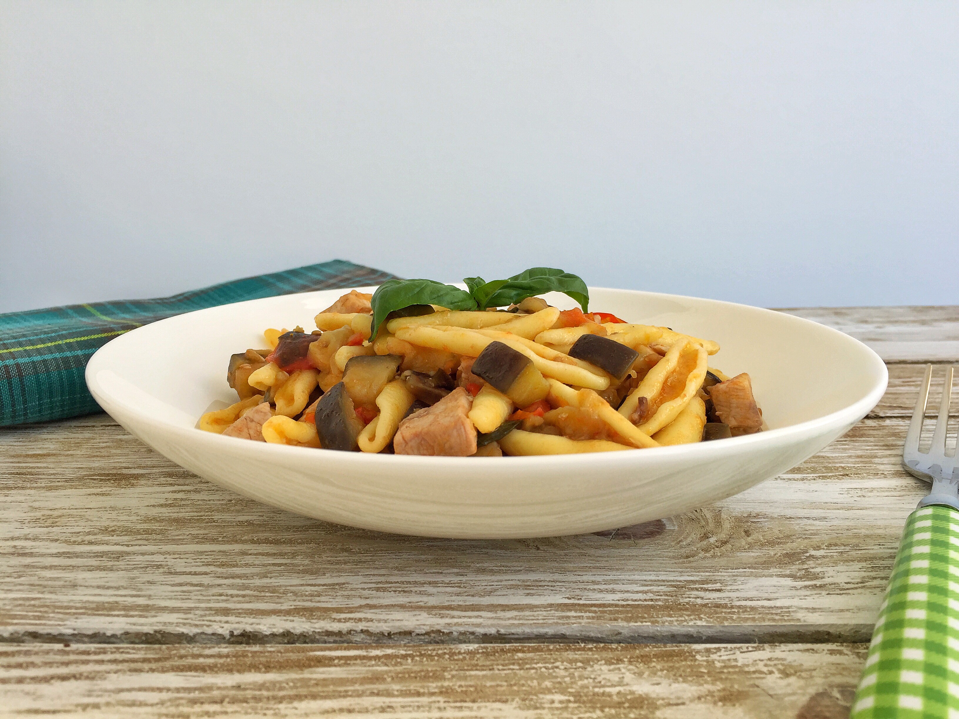 Capunti con pesce spada e melanzane