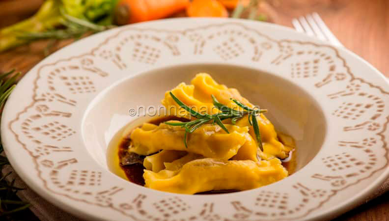 Caramelle con ripieno di faraona, primo fresco e saporito