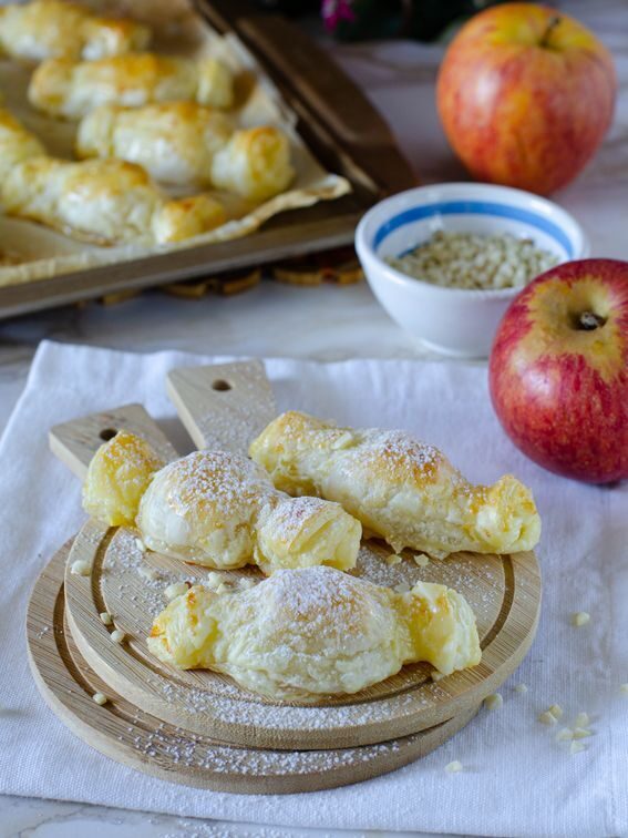 Caramelle di pasta sfoglia con mele e mandorle