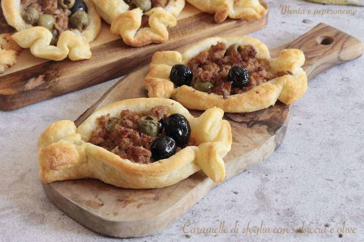 Caramelle di pasta sfoglia con salsiccia e olive