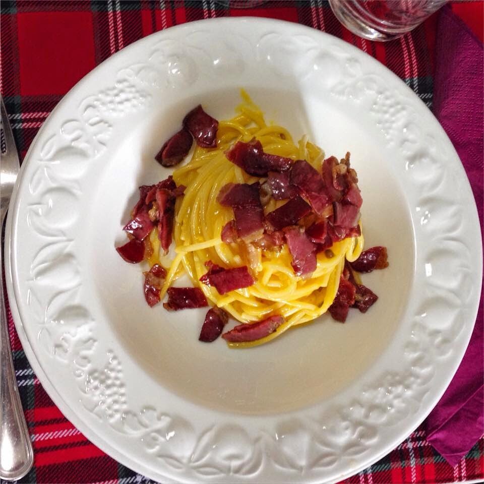 Carbonara con speck d’anatra e pepe rosa