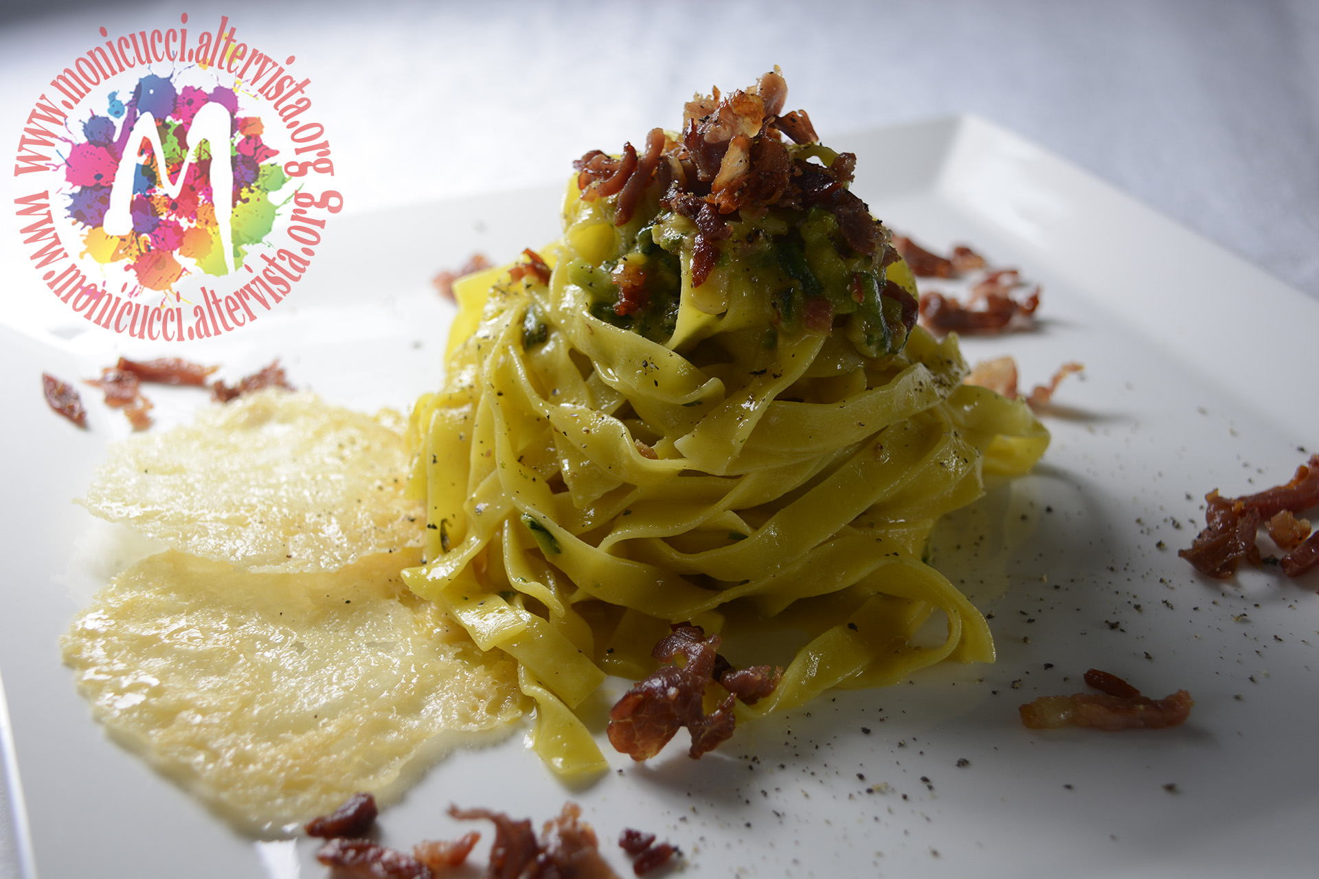 Carbonara di zucchine con cialde di grana e chips di pancetta