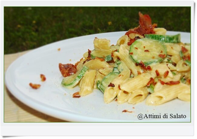 Carbonara di zucchine e crudo croccante