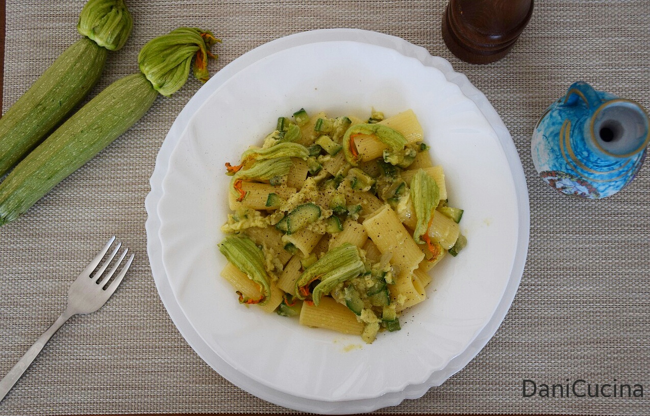 Carbonara di zucchine e fiori di zucca
