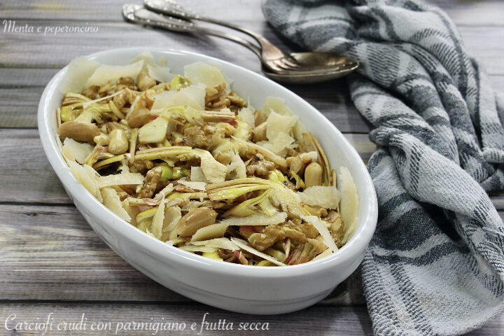 Carciofi crudi con parmigiano e frutta secca