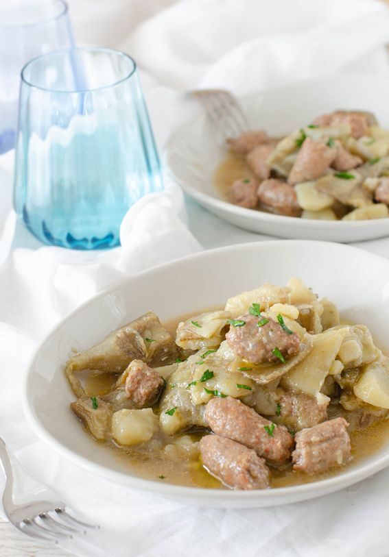 Carciofi e patate con salsiccia in padella