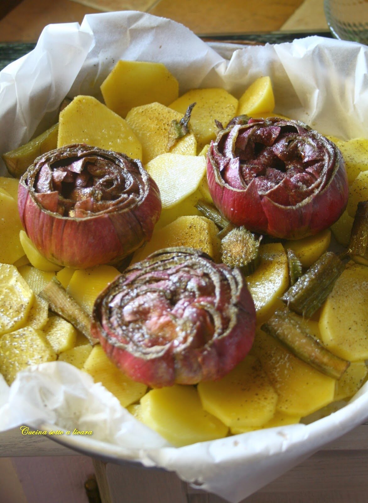 Carciofi e patate in teglia con salsa d’uovo