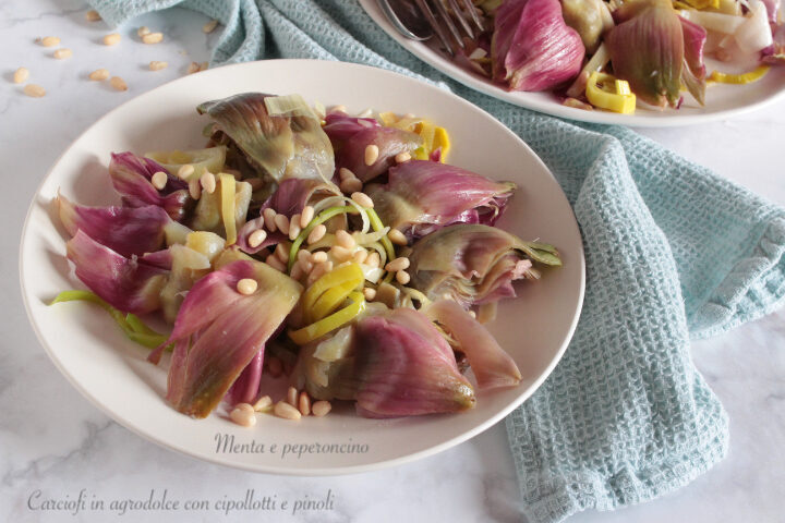 Carciofi in agrodolce con cipollotti e pinoli