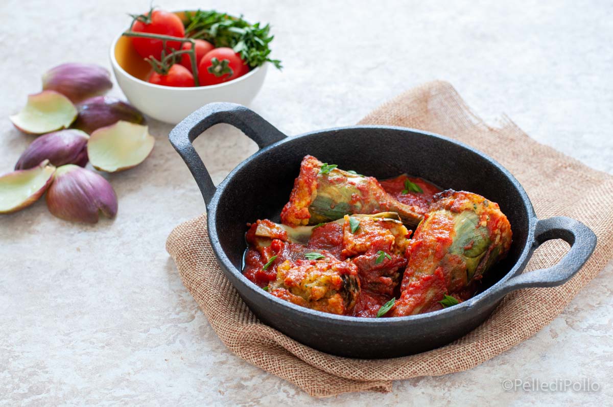 Carciofi ripieni in padella al sugo di pomodoro