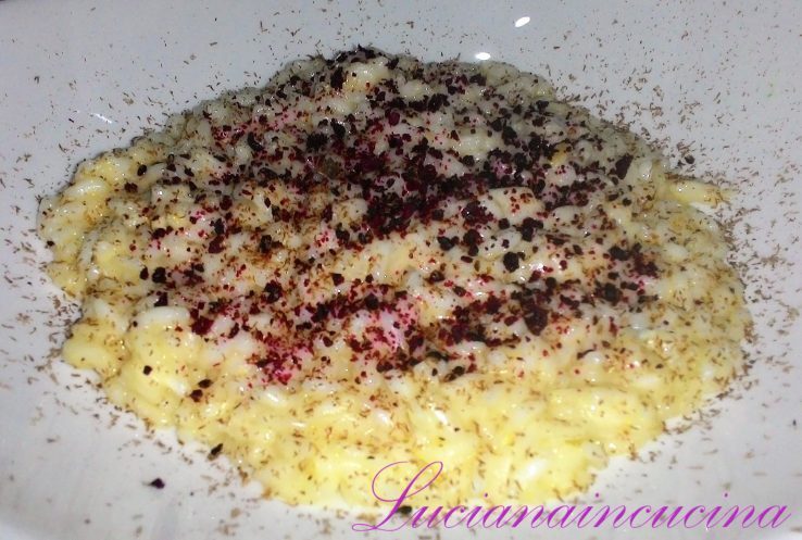 Carnaroli al gorgonzola con polvere di rapa rossa e fave di cacao