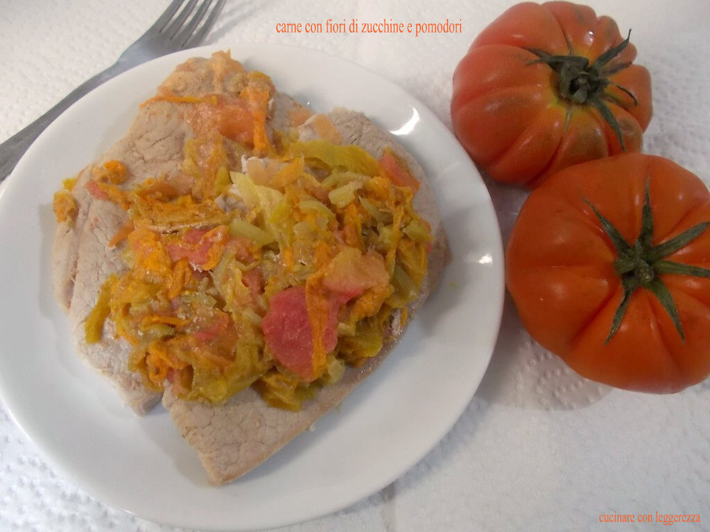 Carne con fiori di zucchine e pomodori