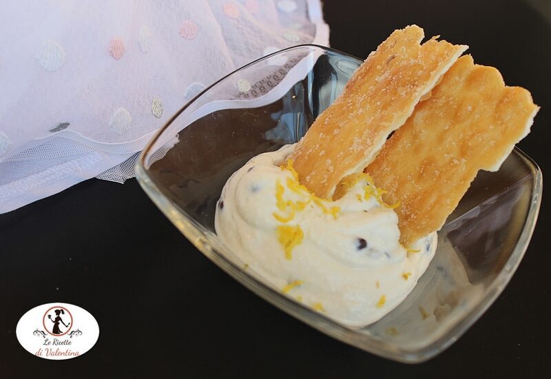 Carnevale: bugie con crema di ricotta al profumo di miele e limone con gocce di cioccolato